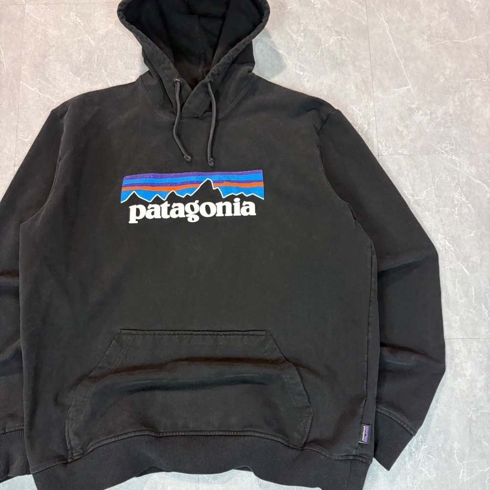 Patagonia Mens Upside Down P-6 Logo Hoodie Black Sweatshirt 1804 - Picture 2 of 5